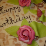Marcipankage med roser og Happy Birthday-tekst
