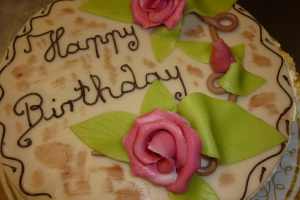 Marcipankage med roser og Happy Birthday-tekst