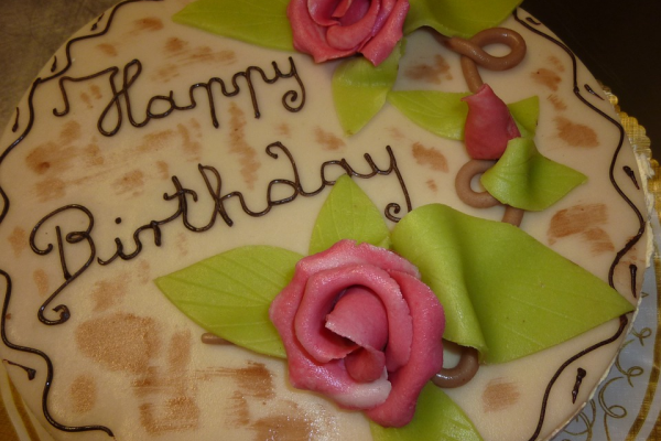 Marcipankage med roser og Happy Birthday-tekst