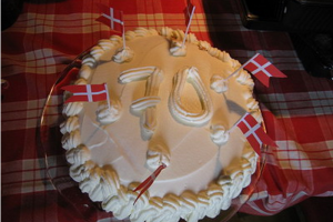 Lagkage med tallet 70 og danske flag