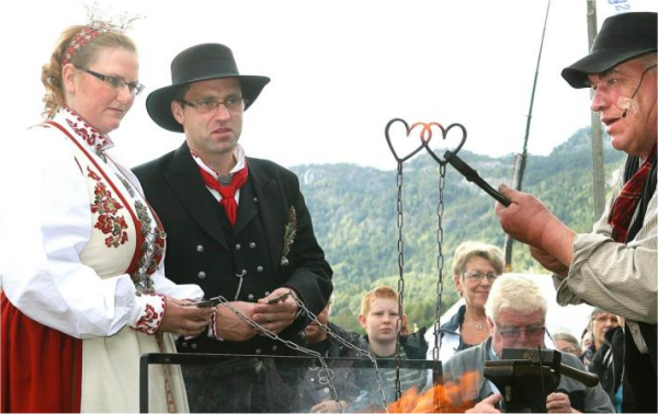 Norsk smed der smeder hjerter sammen