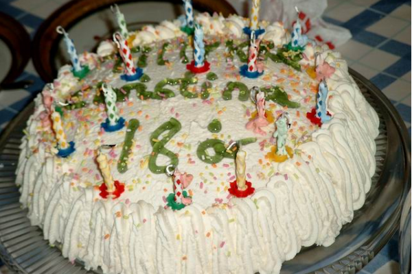 Lagkage med lys og teksten 18 år