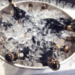 Champagneflasker på køl i skål med isterninger