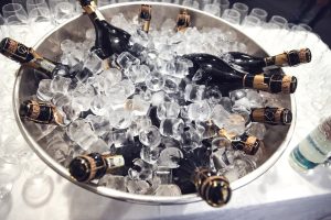 Champagneflasker på køl i skål med isterninger