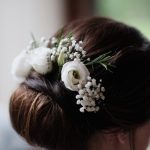 Brudefrisure med hvide blomster i opsat hår