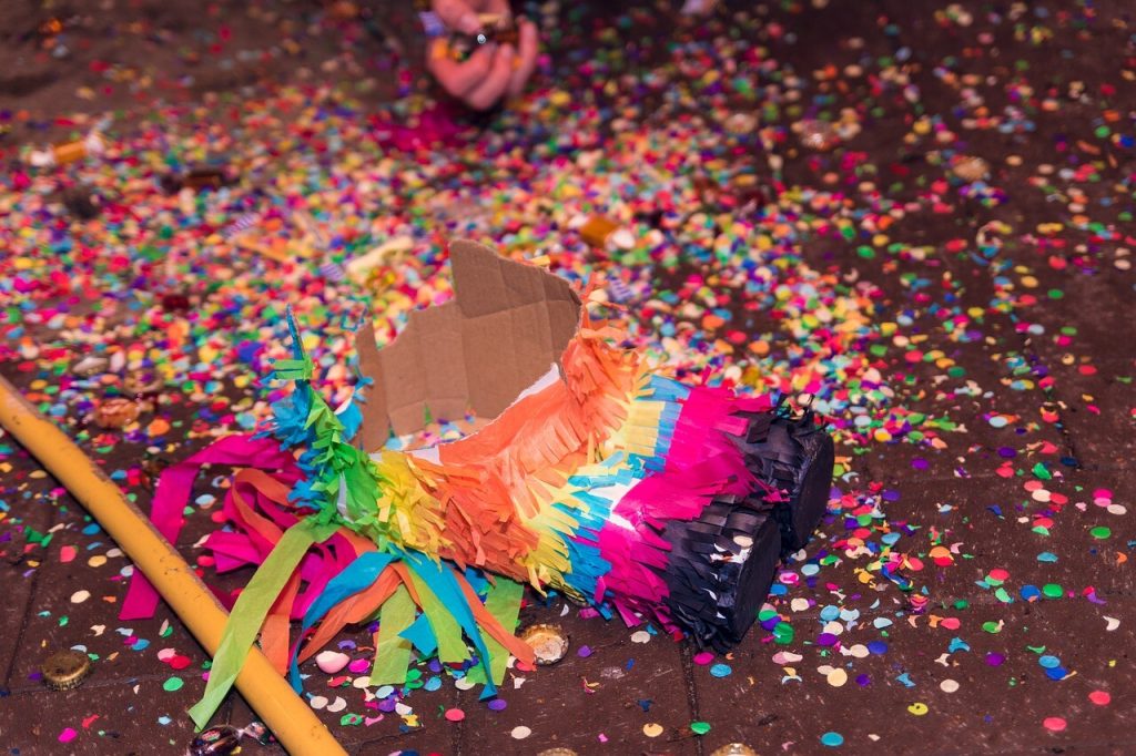 Smadret piñata og konfetti på gulvet