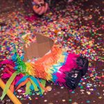 Smadret piñata og konfetti på gulvet