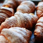 Nybagte croissanter drysset med flormelis