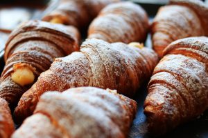 Nybagte croissanter drysset med flormelis