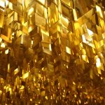 Loft af gyldne skinnende metalplader