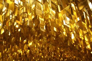 Loft af gyldne skinnende metalplader