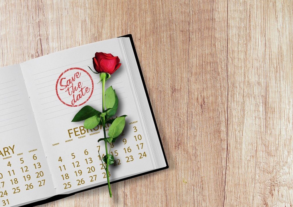 Kalender med rose og Save the date-stempel
