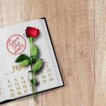 Kalender med rose og Save the date-stempel