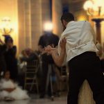 Brudepar danser brudevals foran gæsterne