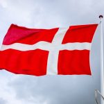 Et dansk flag der blæser på toppen af en flagstang