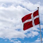 Dannebrog vajer mod blå himmel