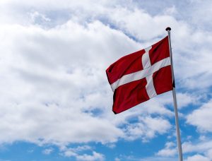 Dannebrog vajer mod blå himmel