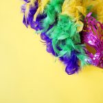 Pink glittermaske med farverige fjerboaer