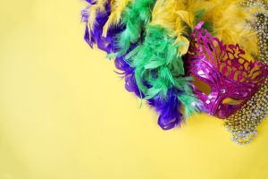 Pink glittermaske med farverige fjerboaer