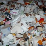 Bunke af knust porcelæn og service