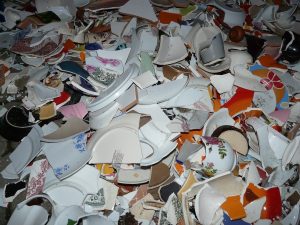 Bunke af knust porcelæn og service