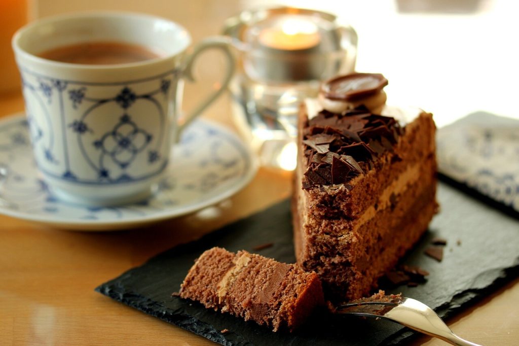 Stykke chokoladelagkage med kaffekop
