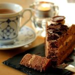 Stykke chokoladelagkage med kaffekop