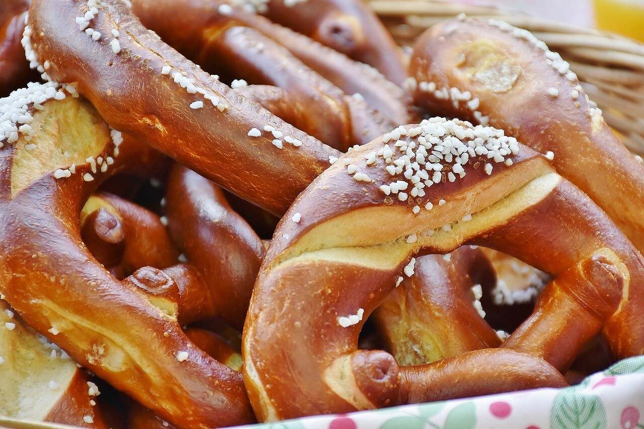 Brød med salt som symbol på velkomst i nyt hjem