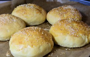 Nybagte boller med sesamfrø