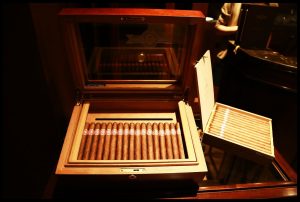 Åben humidor med cigarer