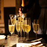 Fyldte champagneglas på festbord