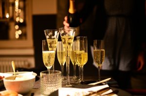 Fyldte champagneglas på festbord