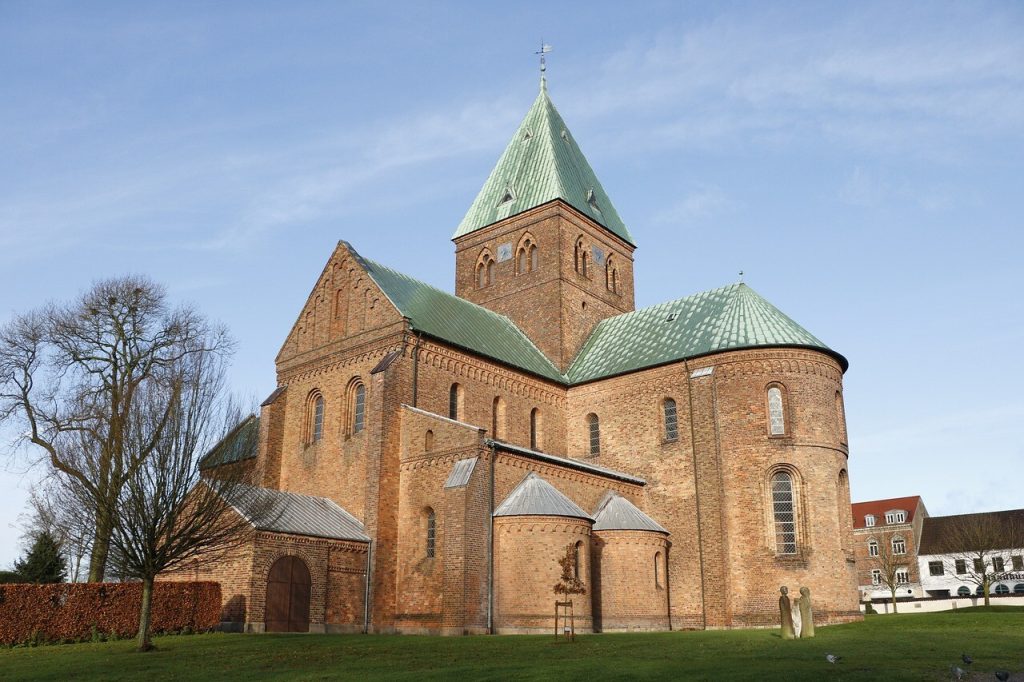 Rødstenskirke med grønt kobbertag