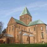Rødstenskirke med grønt kobbertag