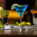 Tre farverige cocktails med citron og mynte