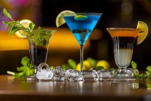 Tre farverige cocktails med citron og mynte