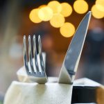 Gaffel og kniv i serviet