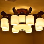 Tændt loftlampe med hvide skærme