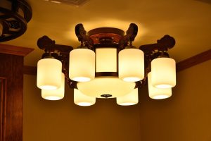 Tændt loftlampe med hvide skærme
