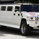Hvid limousine pyntet med blomster