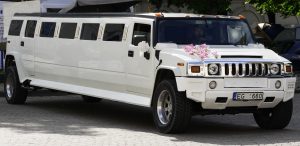 Hvid limousine pyntet med blomster