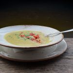 Tallerken med cremet suppe og ske