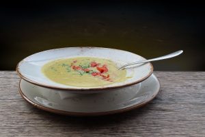Tallerken med cremet suppe og ske