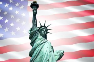 Frihedsgudinden foran amerikansk flag